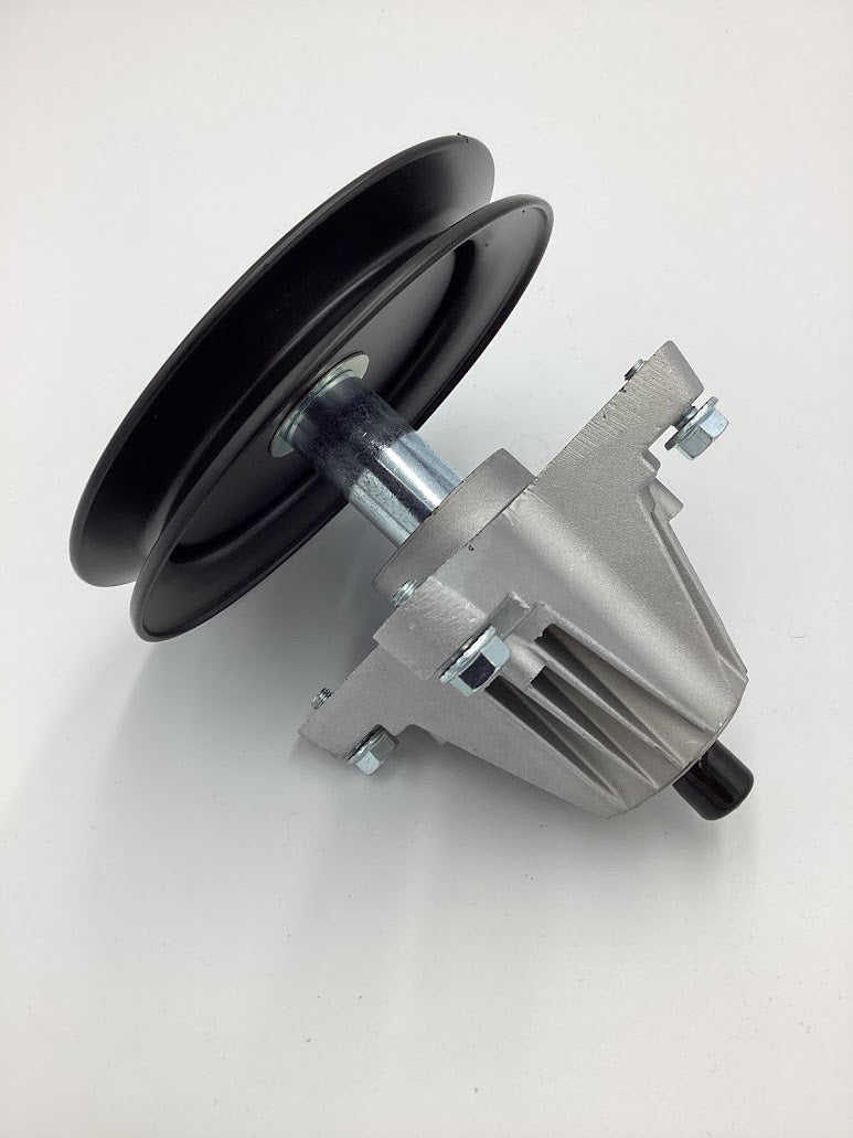Cub Cadet / Massey Ferguson / Kioti Daedong / MTD / Rover / Troy Bilt / White Spindle Assembly Suits 30" & 42" Cut